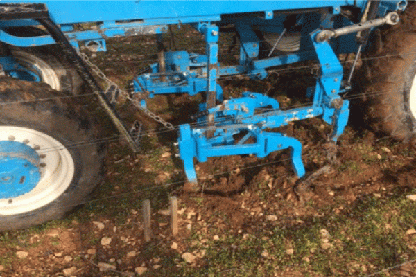 Travaux mécanisés du sol de la vigne